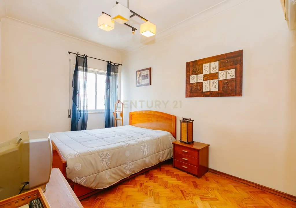 T3 Muito Luminoso com Excelente Localização na Amadora! - Image 7